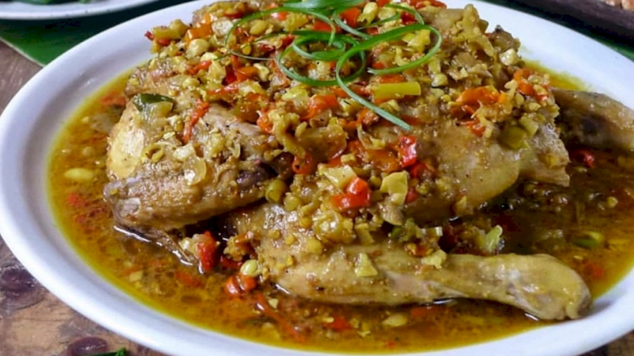 Ayam betutu, kuliner dari daerah Bali, nikmat dan sedap.