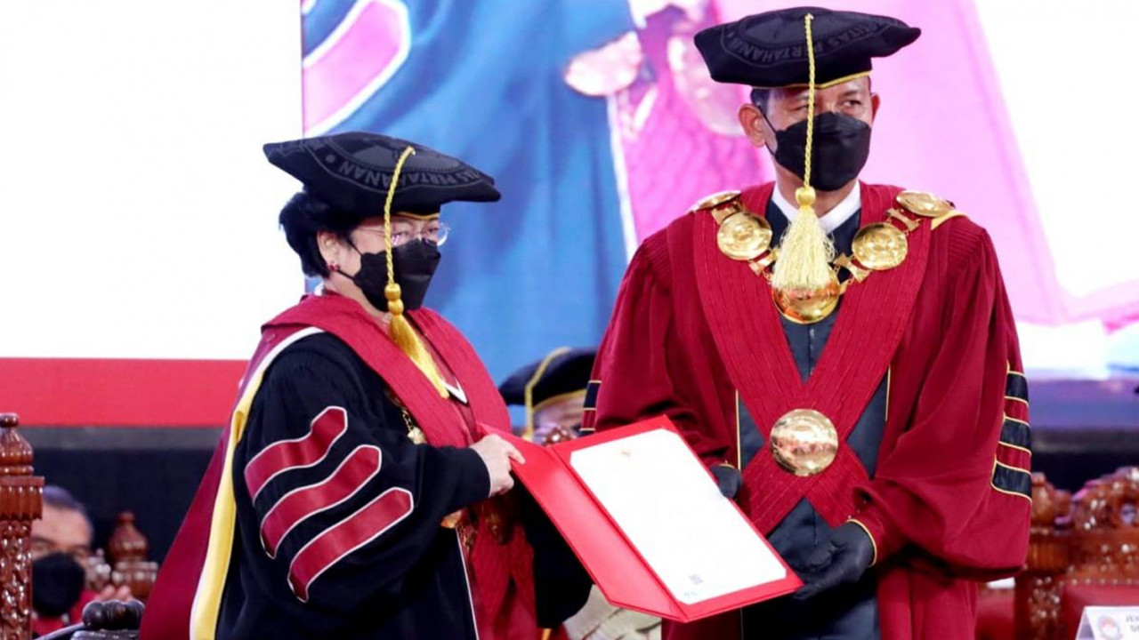 Megawati saat menerima sertifikat pengukuhan gelar profesor kehormatan dari Universitas Pertahanan (Unhan).