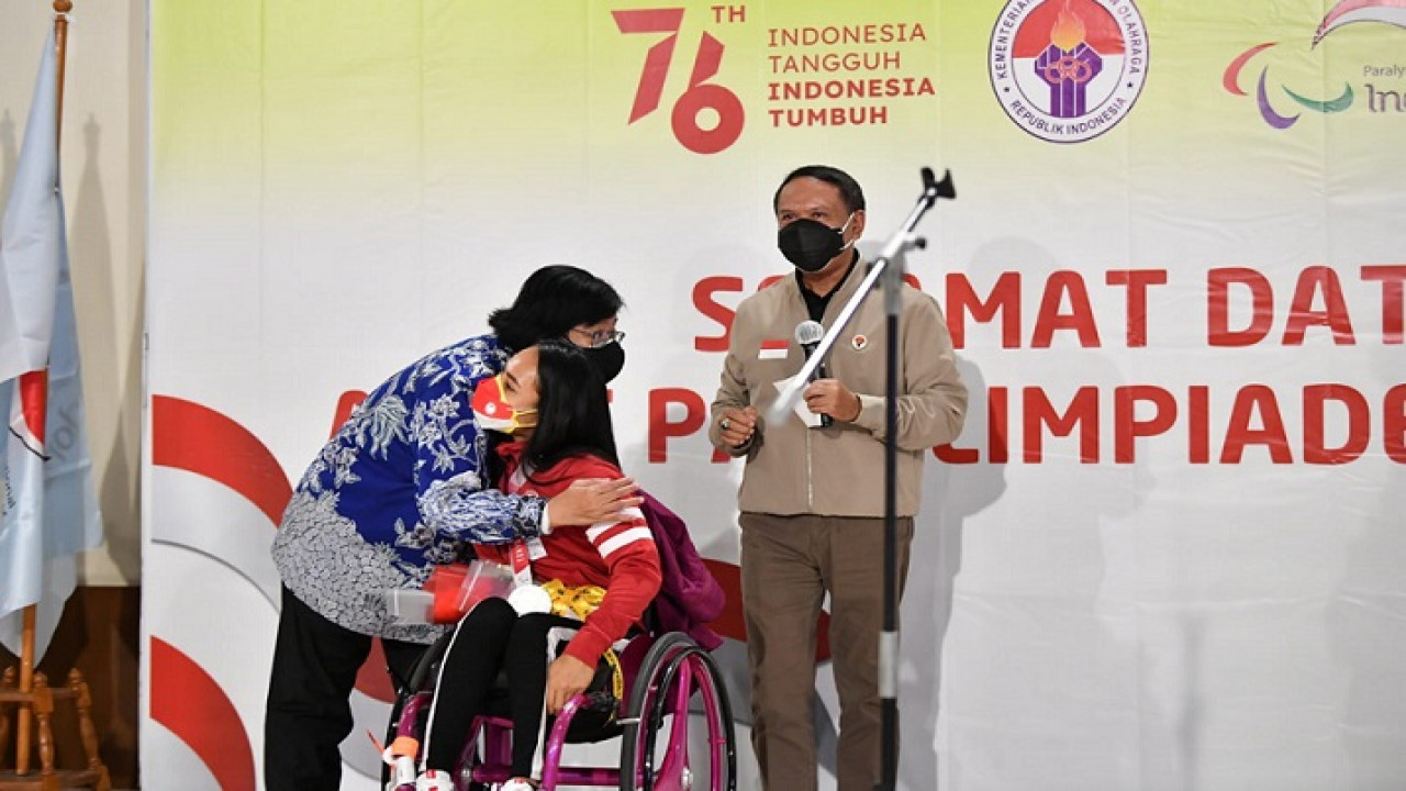 Menpora Zainudin Amali bersama Siti Nurbaya dan  atlet Paralimpiade Indonesia, Ni Nengah