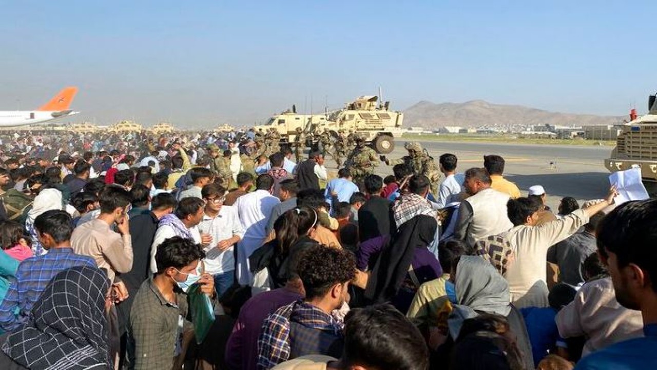 Warga Afghanistan memenuhi Bandara internasional Kabul untuk segera dievakuasi pasukan AS. (Net)