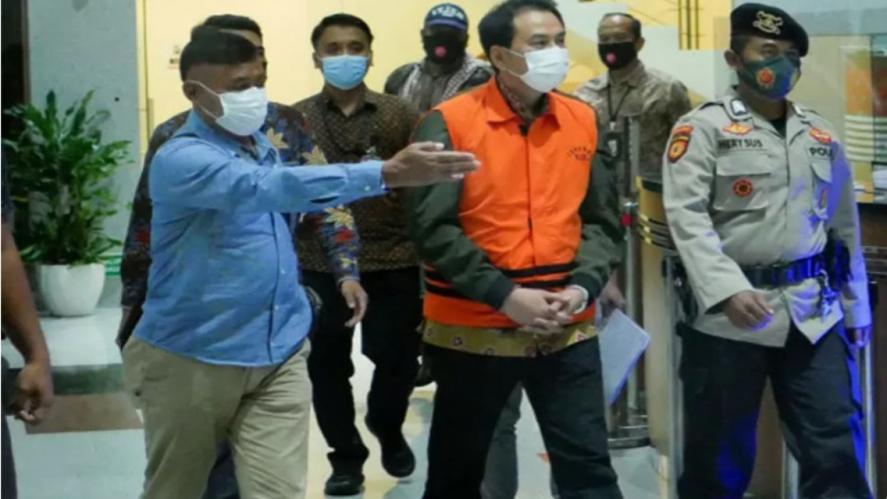 Azis Syamsuddin langsung memakai rompi oranye usai ditetapkan sebagai tersangka oleh KPK/ist