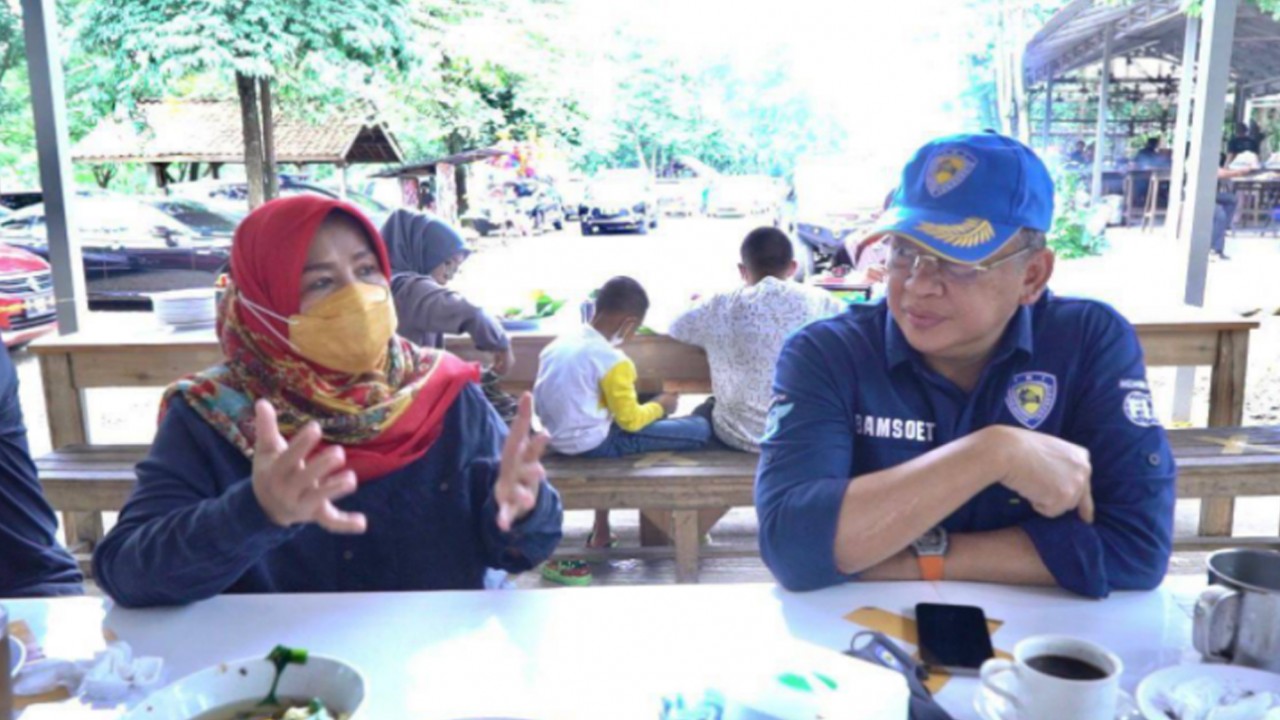 Bambang Soesatyo, Ketua MPR RI bertemu Hj Yetty, pemilik rumah makan Sate Maranggi.