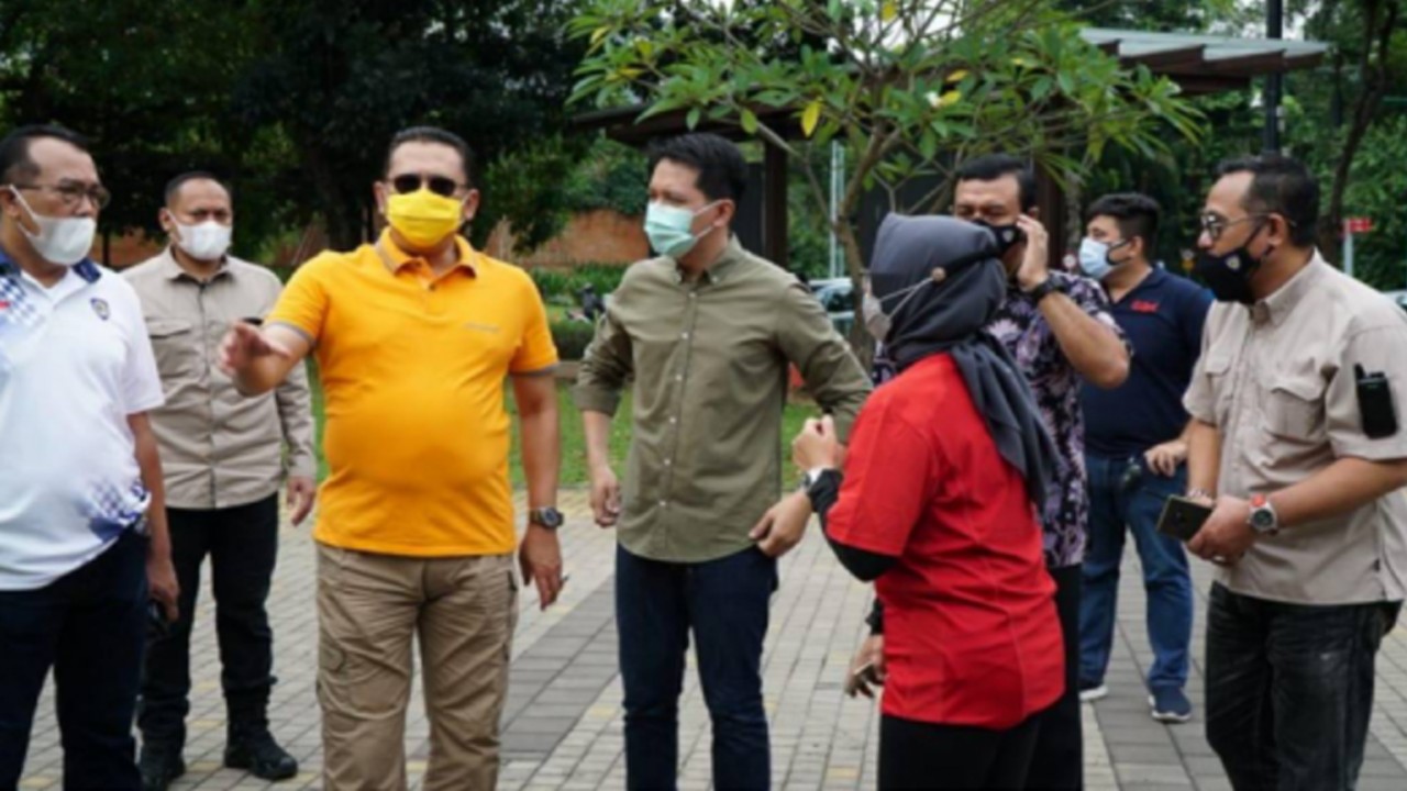 Bambang Soesatyo, Ketua MPR RI saat meninjau sentra vaksinasi di Senayan.
