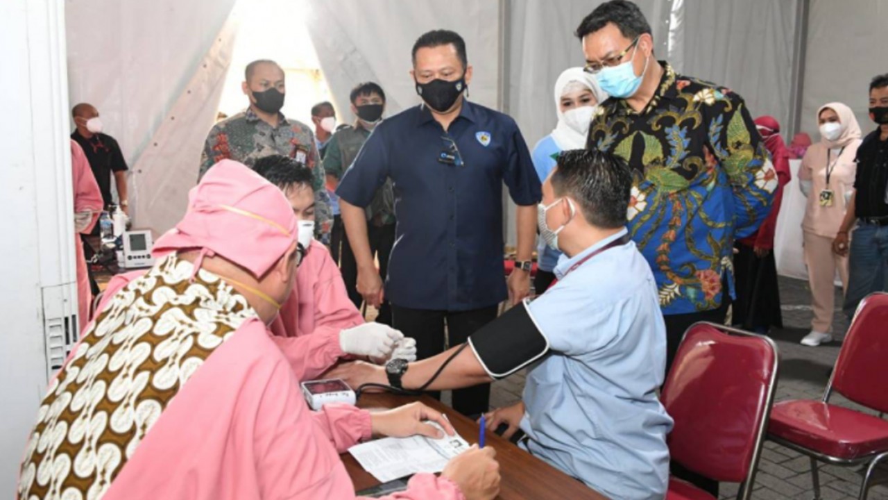 Bambang Soesatyo, Ketua MPR RI saat meninjau vaksinasi oleh KFC Group.