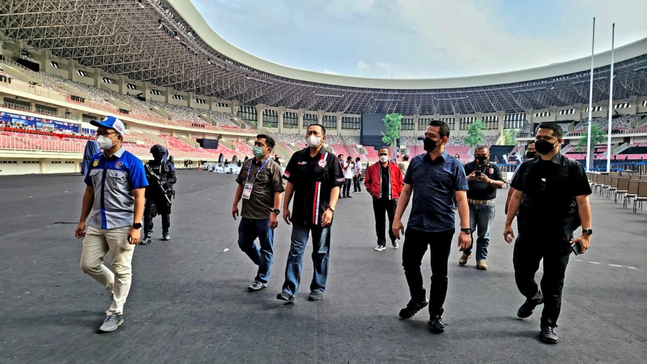 Ketua MPR RI Bambang Soesatyo saat meninjau Stadion Utama Lukas Enembe.