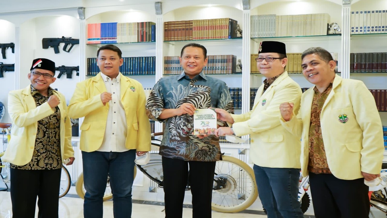 Ketua MPR RI Bambang Soesatyo (tengah).
