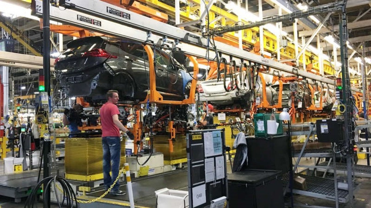 Pekerja merakit mobil Chevy Bolt EV di pabrik perakitan GM di Orion Township. (Joe White/Reuters)