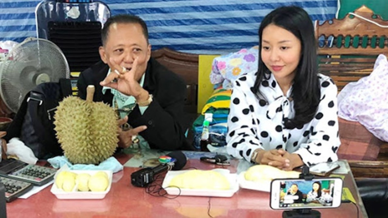 Juragan durian Anont Rotthong bersama putrinya Kansita Rotthong. (Net)