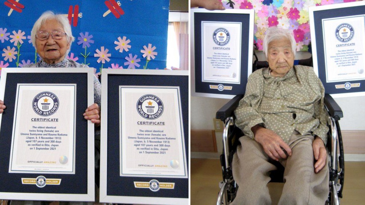Umeno Sumiyama (kiri) dan Koume Kodama dengan sertifikat resmi. (Guinness World Records)