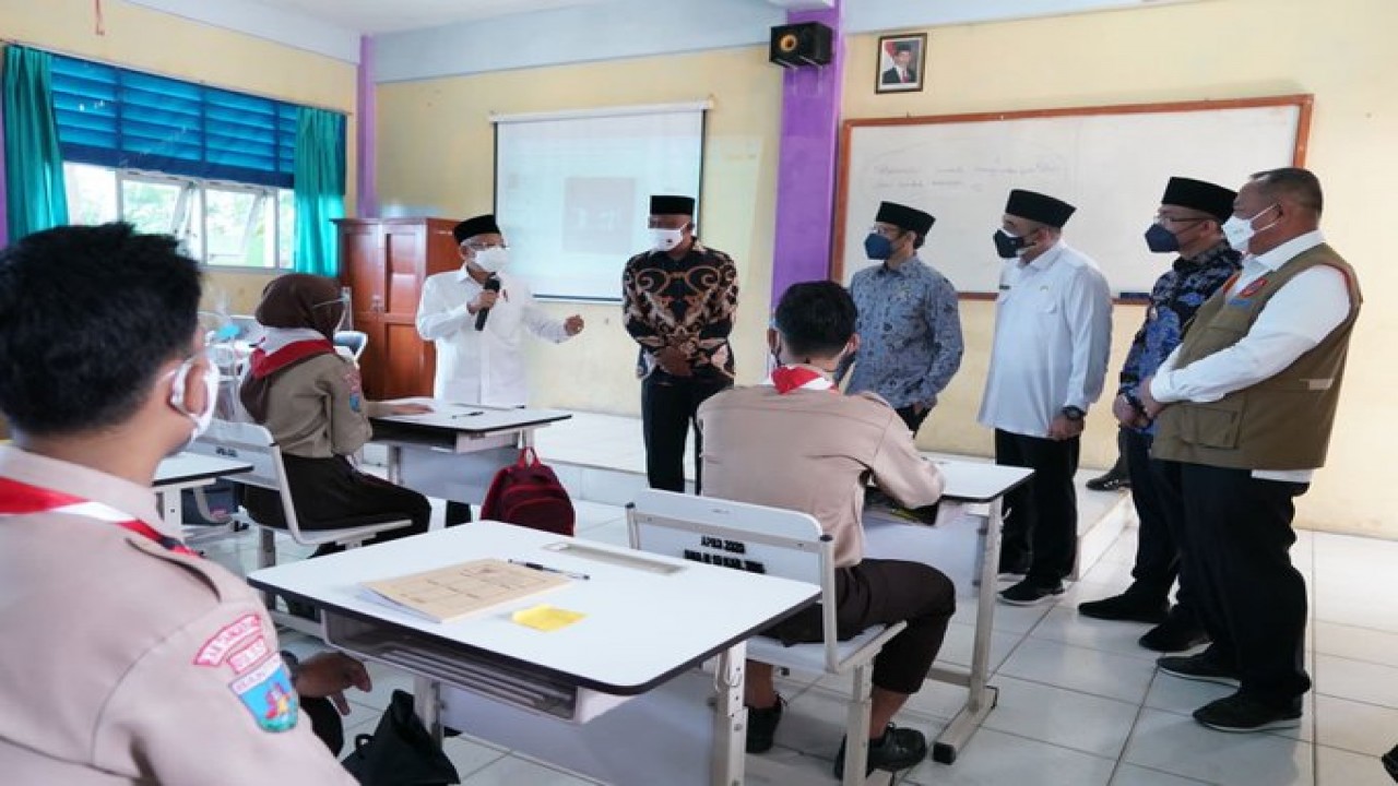 Wapres KH Ma'ruf Amin meninjau PTM terbatas di SMAN 19 Kabupaten Tangerang, Banten. (Twitter @Kiyai_MarufAmin))