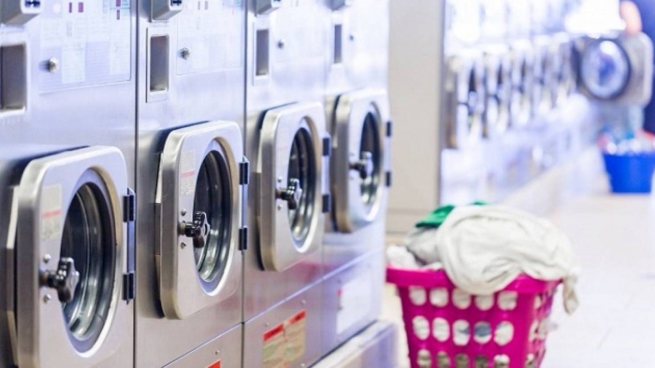 Ilustrasi pria mencuri pakaian dalam wanita dari laundry. (Japan Info)