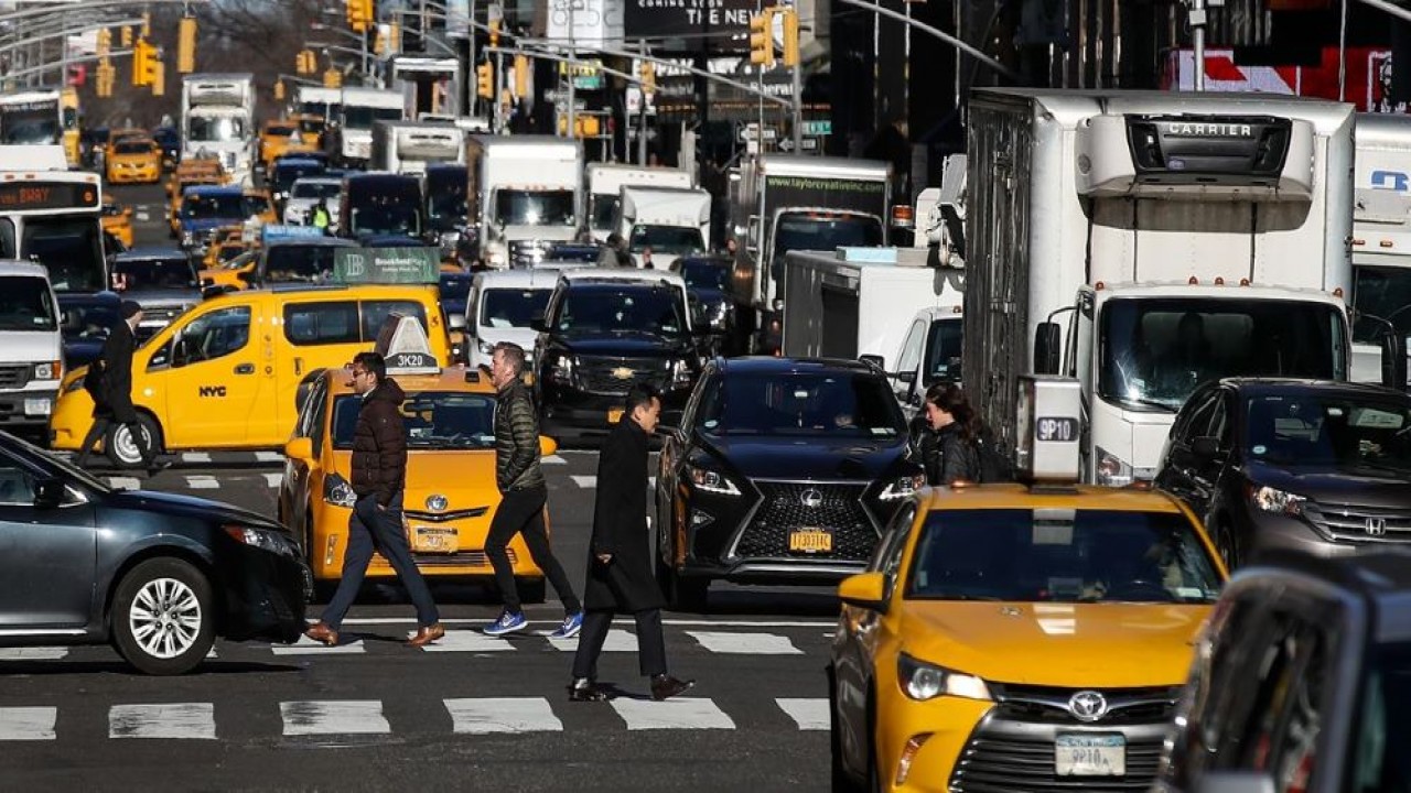 Suasana lalu lintas di Kota New York, AS. (Car and Driver)