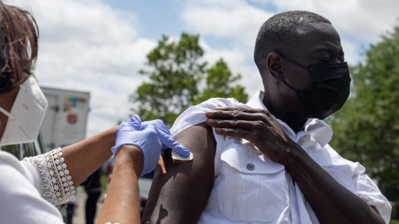 Ilustrasi warga mendapatkan vaksin untuk menahan laju pandemi Covid-19. (Reuters)