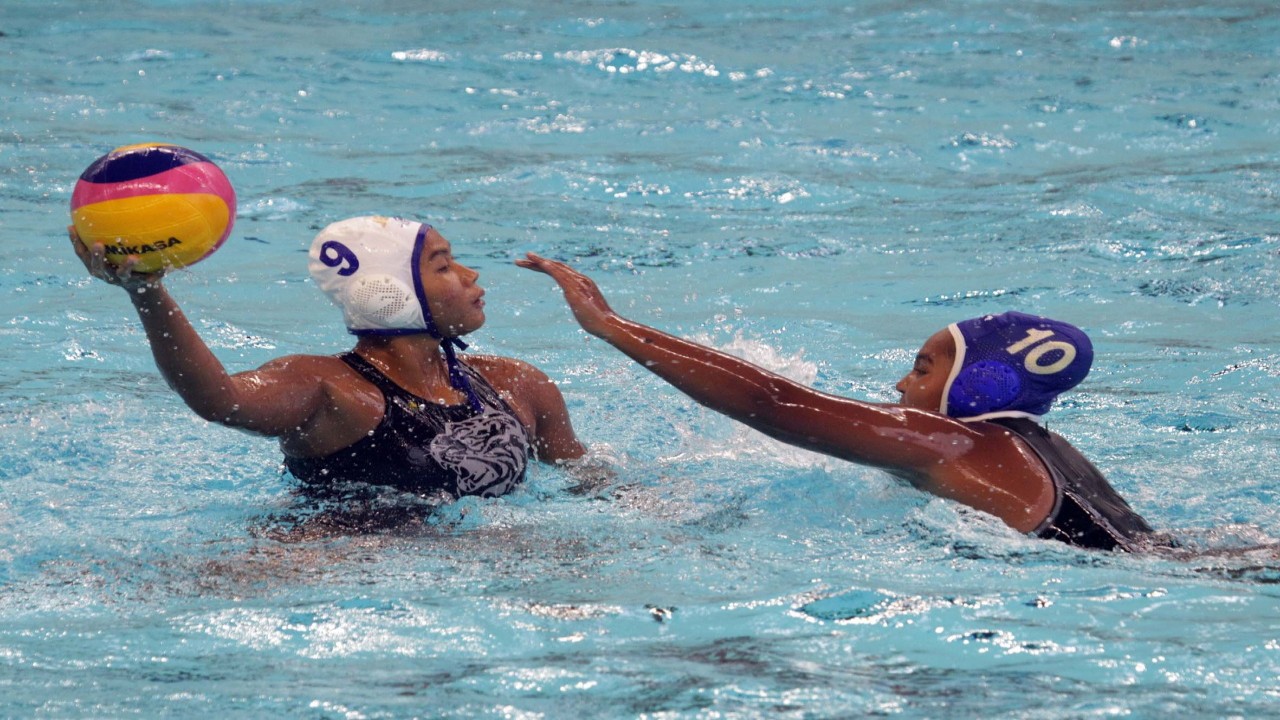 Pemain tim polo air putri Papua (topi biru) mencoba menahan pergerakan pemain Jabar. Foto: PB PON XX Papua