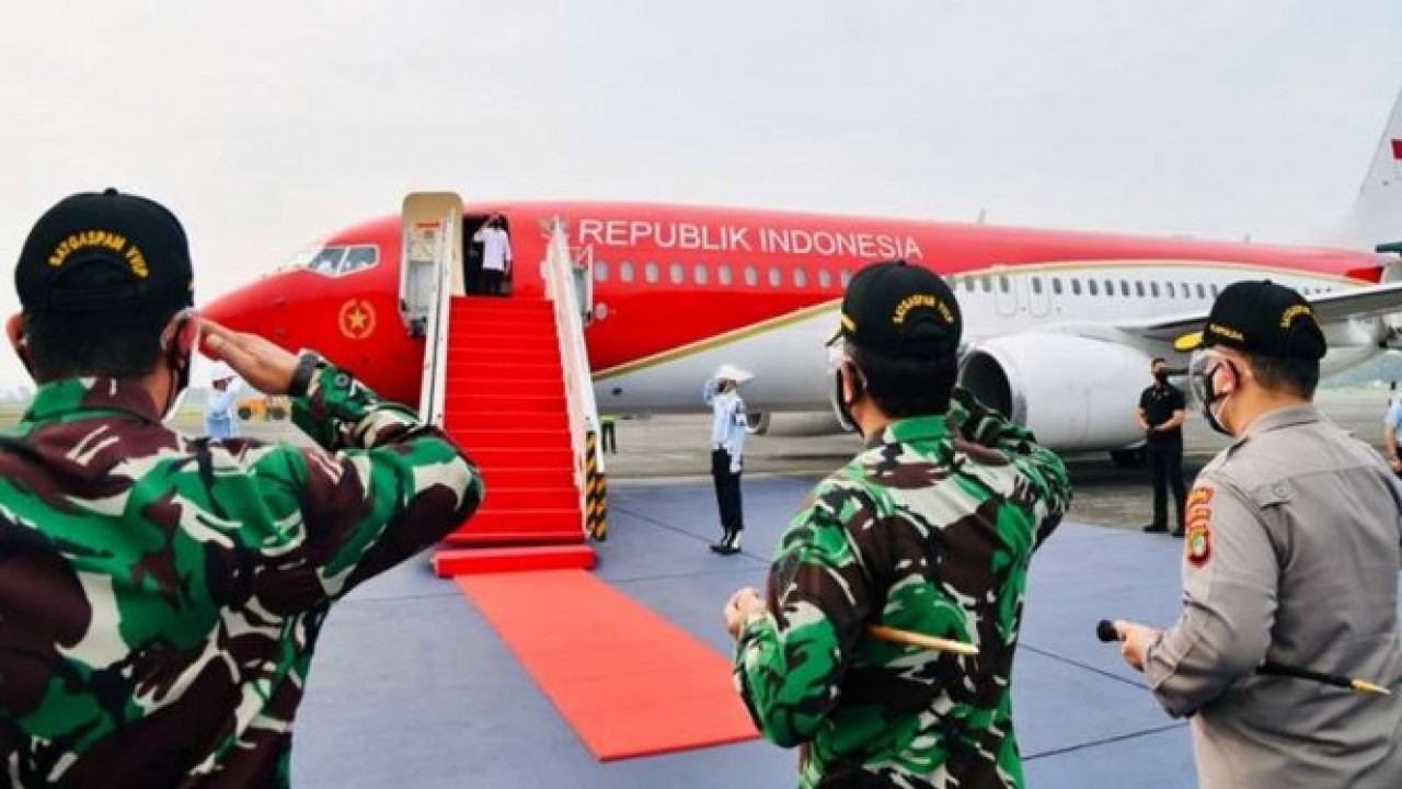 Presiden Jokowi saat bertolak menggunakan pesawat kepresidenan. (Net)