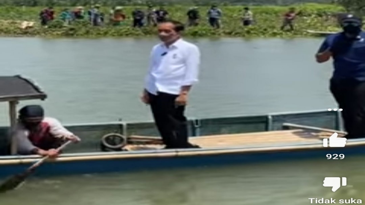 Presiden Jokowi saat menumpang perahu nelayan.