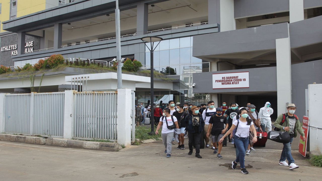 Para pasien yang telah sembuh meninggalkan RSDC Wisma Atlet Kemayoran Jakarta/ist