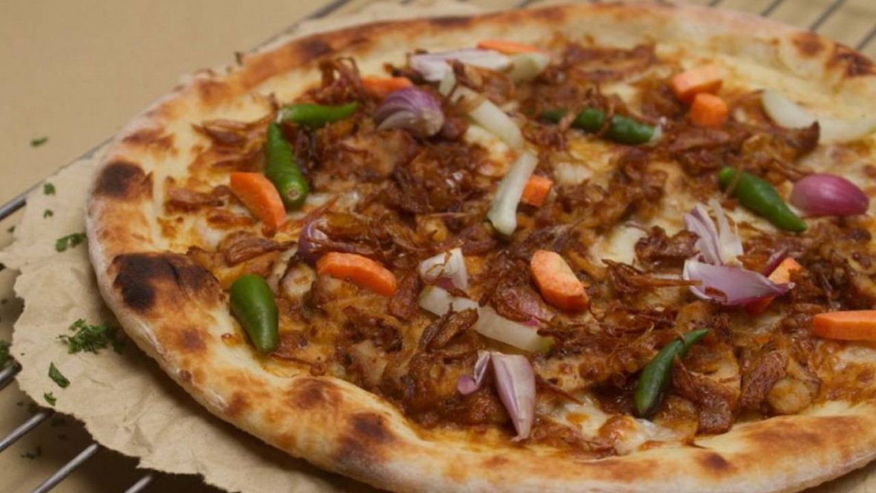 pizza dengan cita rasa Indonesia