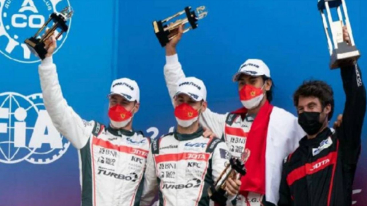 Sean Gelael naik podium setelah menempati urutan ke-2 di kejuaraan FIA World Endurance Championship 24 Hours of Lemans