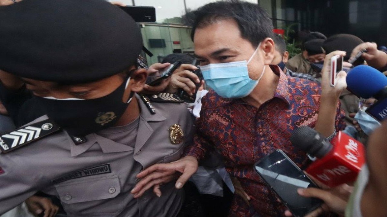 Wakil Ketua DPR RI Azis Syamsuddin dibawa petugas ke Gedung KPK Jakarta untuk menjalani pemeriksaan/ist
