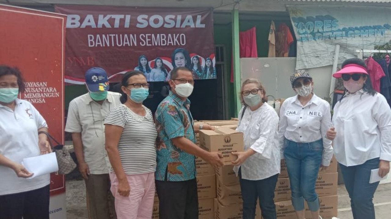 Warga menerima sembako dan uang tunai dari Yayasan Nusantara Membangun Bangsa. (Adiantoro/NTV)
