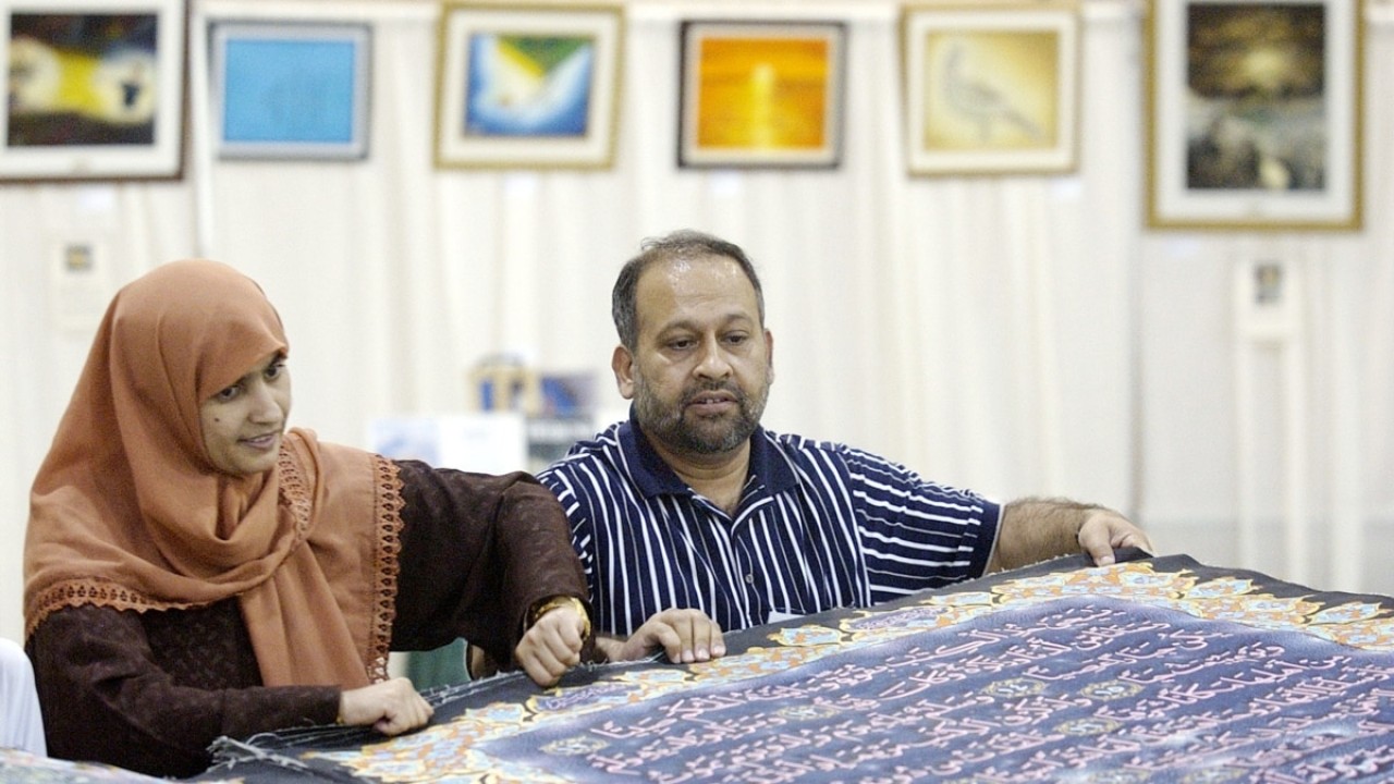 Al-Qur'an berwarna tulisan tangan terbesar di dunia. (Reuters/Tim Shaffer)