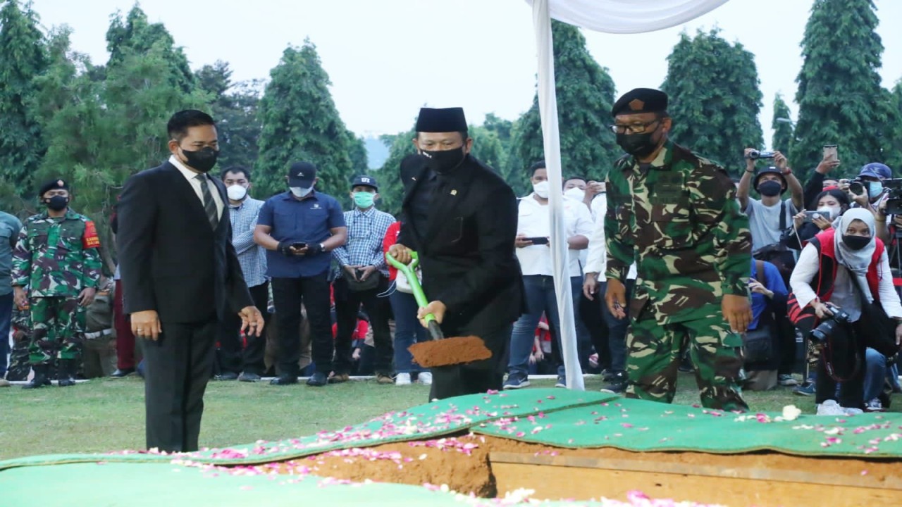 Ketua MPR RI Bambang Soesatyo saat pemakaman Sabam Sirait.