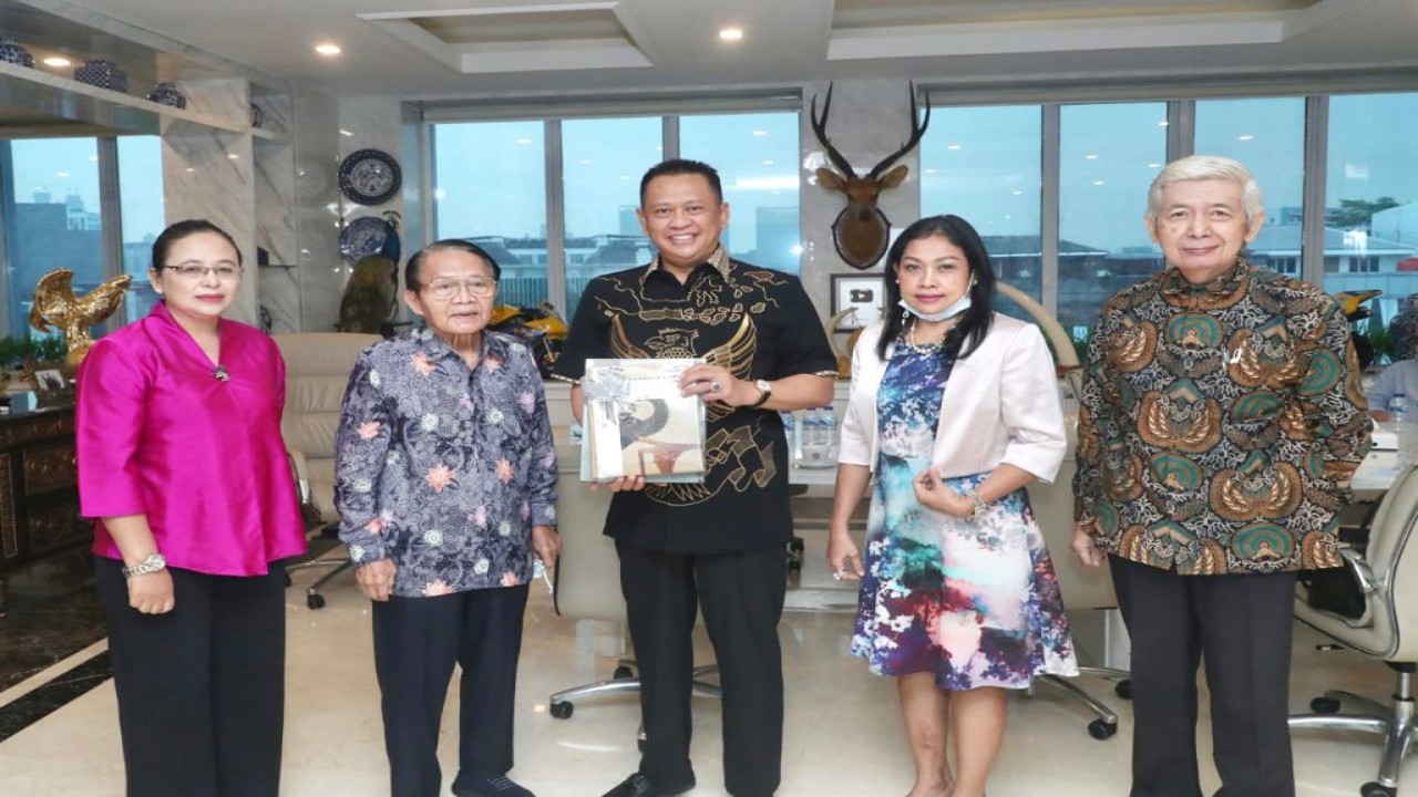 Ketua MPR RI Bambang Soesatyo bersama pengurus Sekretariat Nasional Pewayangan Indonesia.