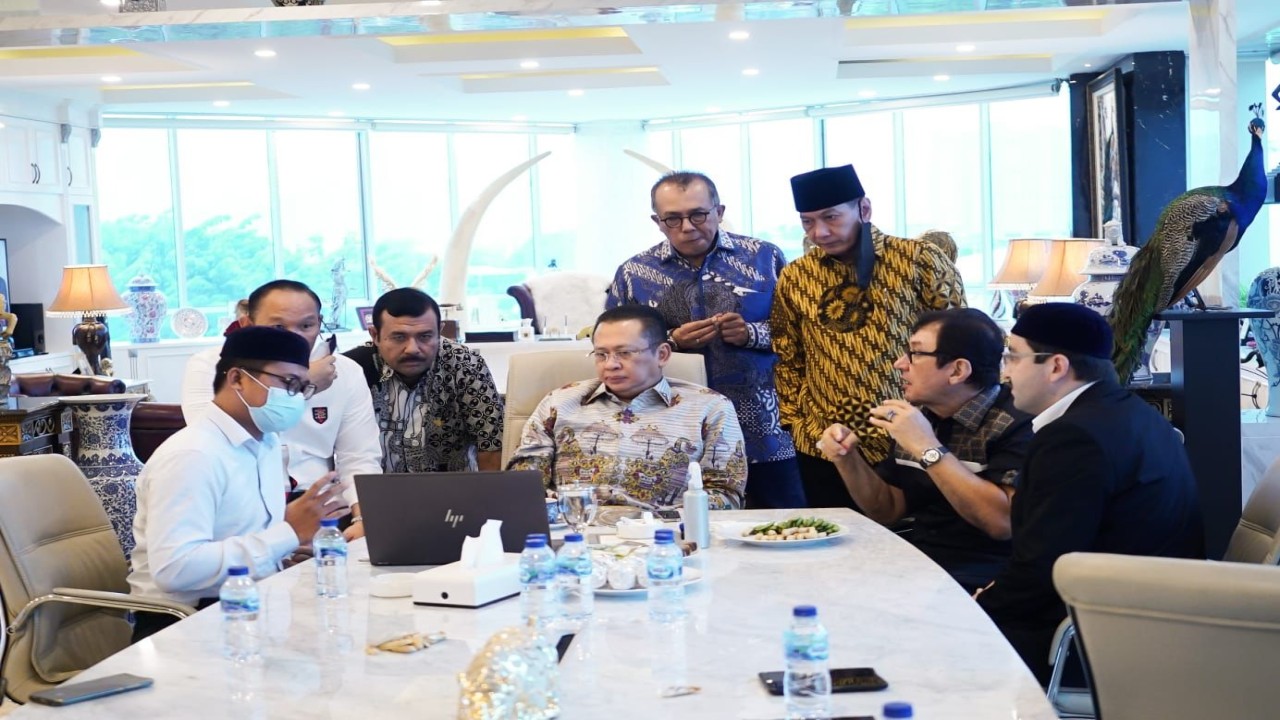 Ketua MPR RI Bambang Soesatyo bersama pengurus Yayasan Tahfidz Sulaimaniyah.