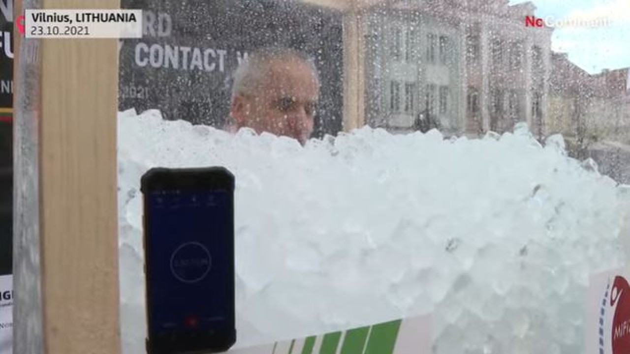 Pria asal Lituania berendam dalam es untuk memecahkan rekor dunia. (Tangkapan layar)