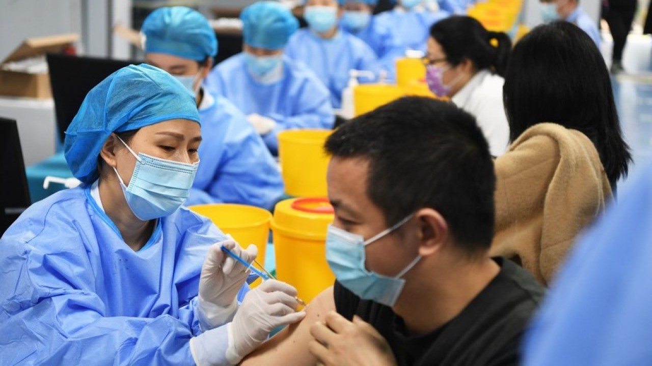 Ilustrasi warga China mengikuti vaksinasi Covid-19. (CGTN)