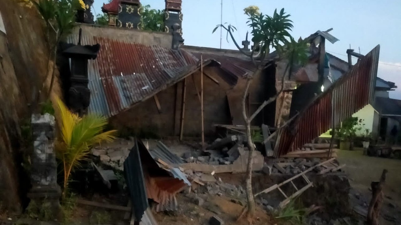 Rumah roboh dampak dari gempa bumi dengan magnitudo 4,8 di Bali. (BPBD Bali)