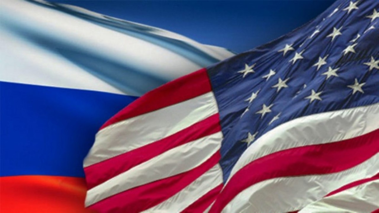 Ilustrasi bendera Rusia (kiri) dan bendera Amerika Serikat/ist
