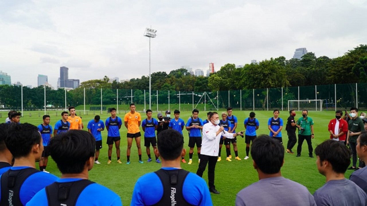 Ketum PSSI, Mochamad Iriawan bersama skuad Timnas