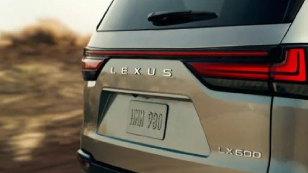 Lexus LX600.
