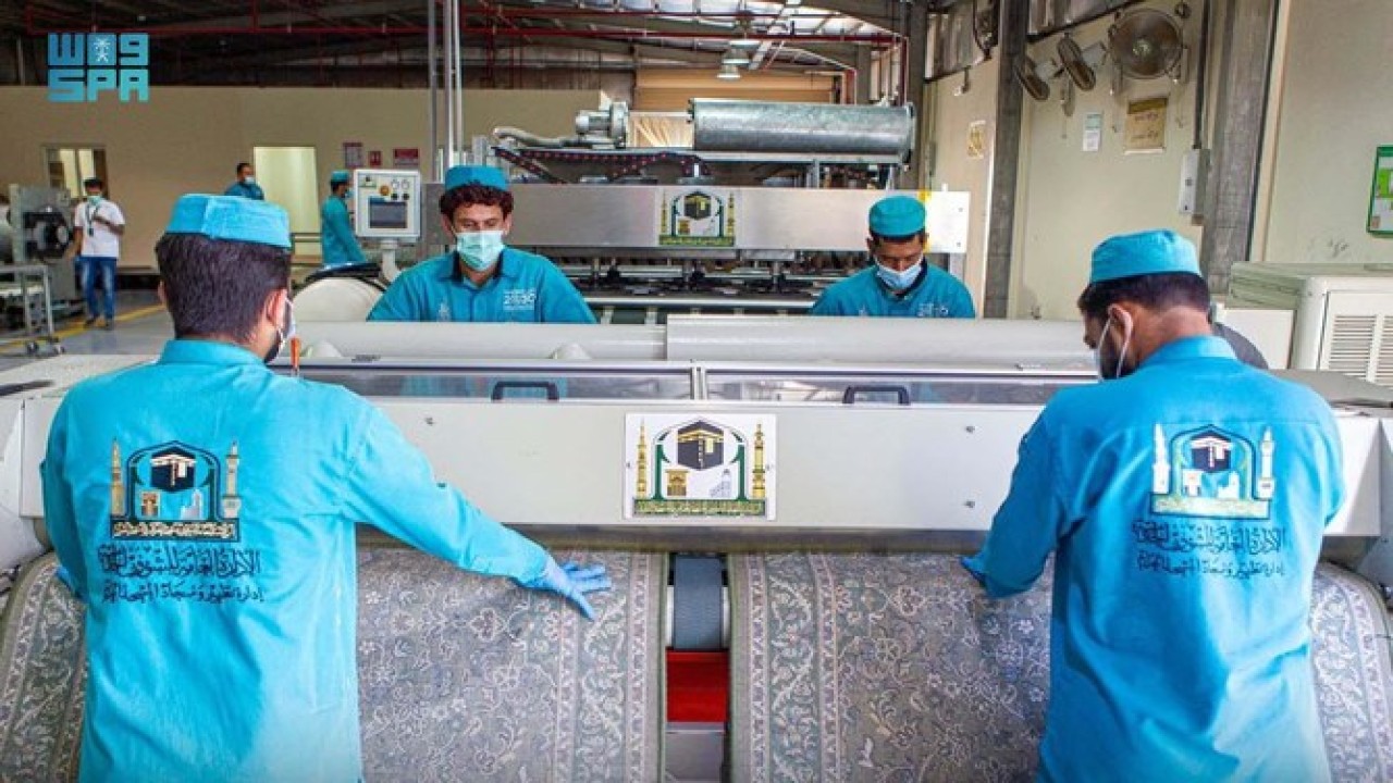 Pusat pembersihan karpet khusus Masjidil Haram di Kudai dengan peralatan berteknologi tinggi terbaru. (SPA)