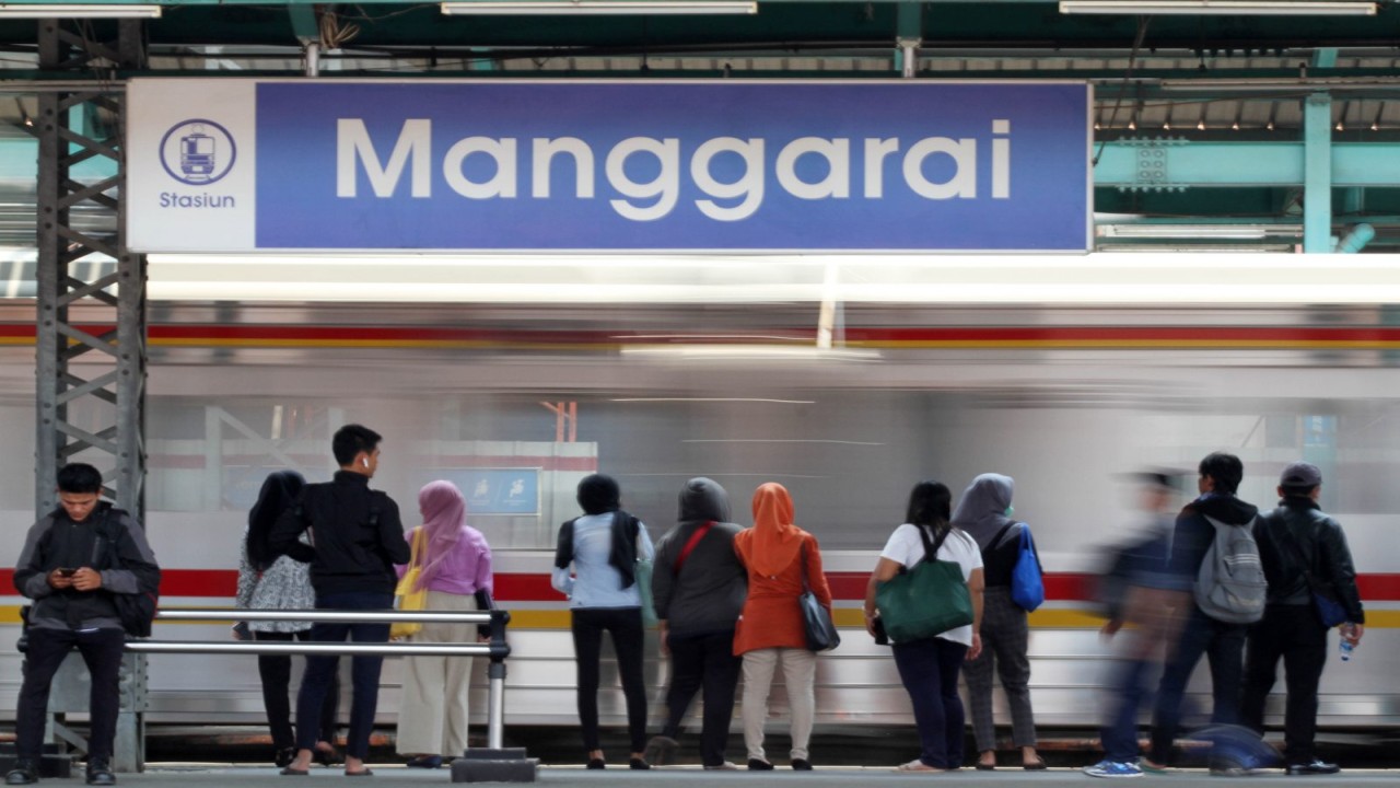 Para penumpang sedang menunggu kereta di Stasiun Manggarai/ist