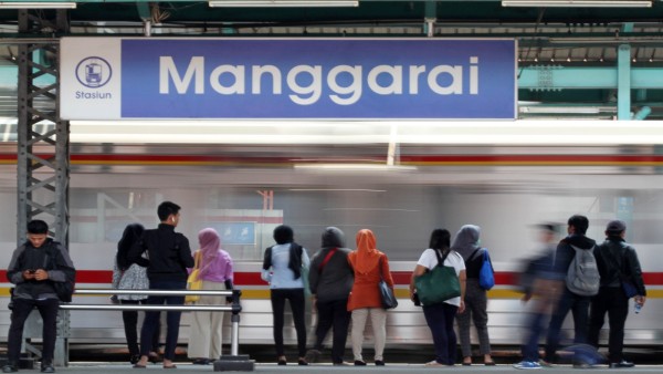 Para penumpang sedang menunggu kereta di Stasiun Manggarai-1633843944