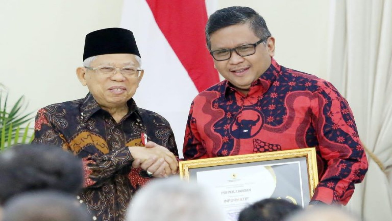 Wapres Ma'ruf Amin dan Sekjen PDI Perjuangan Hasto Kristiyanto, saat menyerahkan penghargaan yang sama pada 2019. (Net)