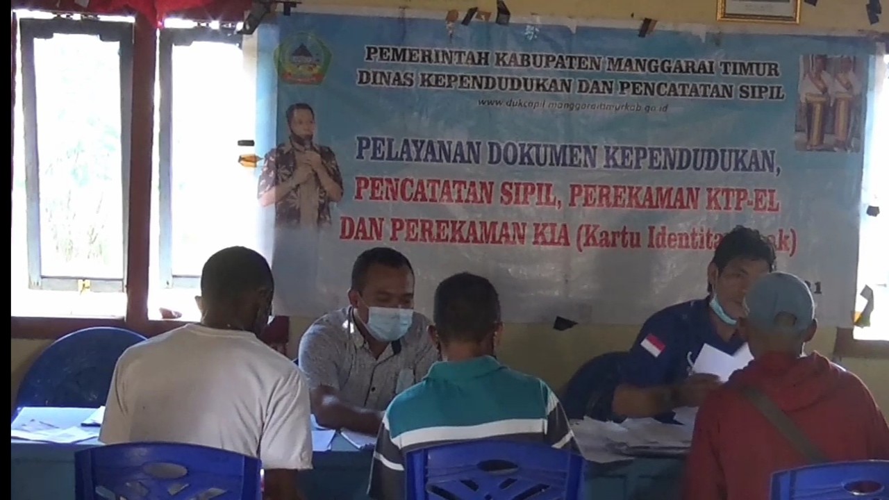 Petugas dari Dinas Kependudukan dan Pencatatan Sipil Kabupaten Manggarai Timur sedang melakukan perekaman dokumen kependudukan dari warga desa Teno Mese.(Foto:Dok.NusantaraTV)