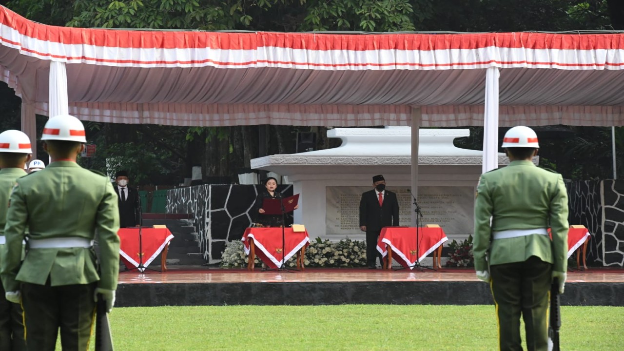 Ketua DPR RI Puan Maharani saat membacakan ikrar.