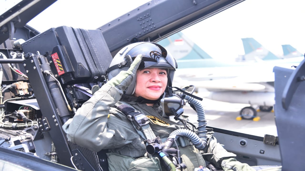 Ketua DPR RI Puan Maharani saat menjajal pesawat tempur TNI AU.