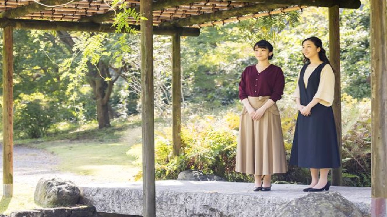 Putri Mako (kiri) berjalan-jalan dengan saudara perempuannya Putri Kako. (Reuters)