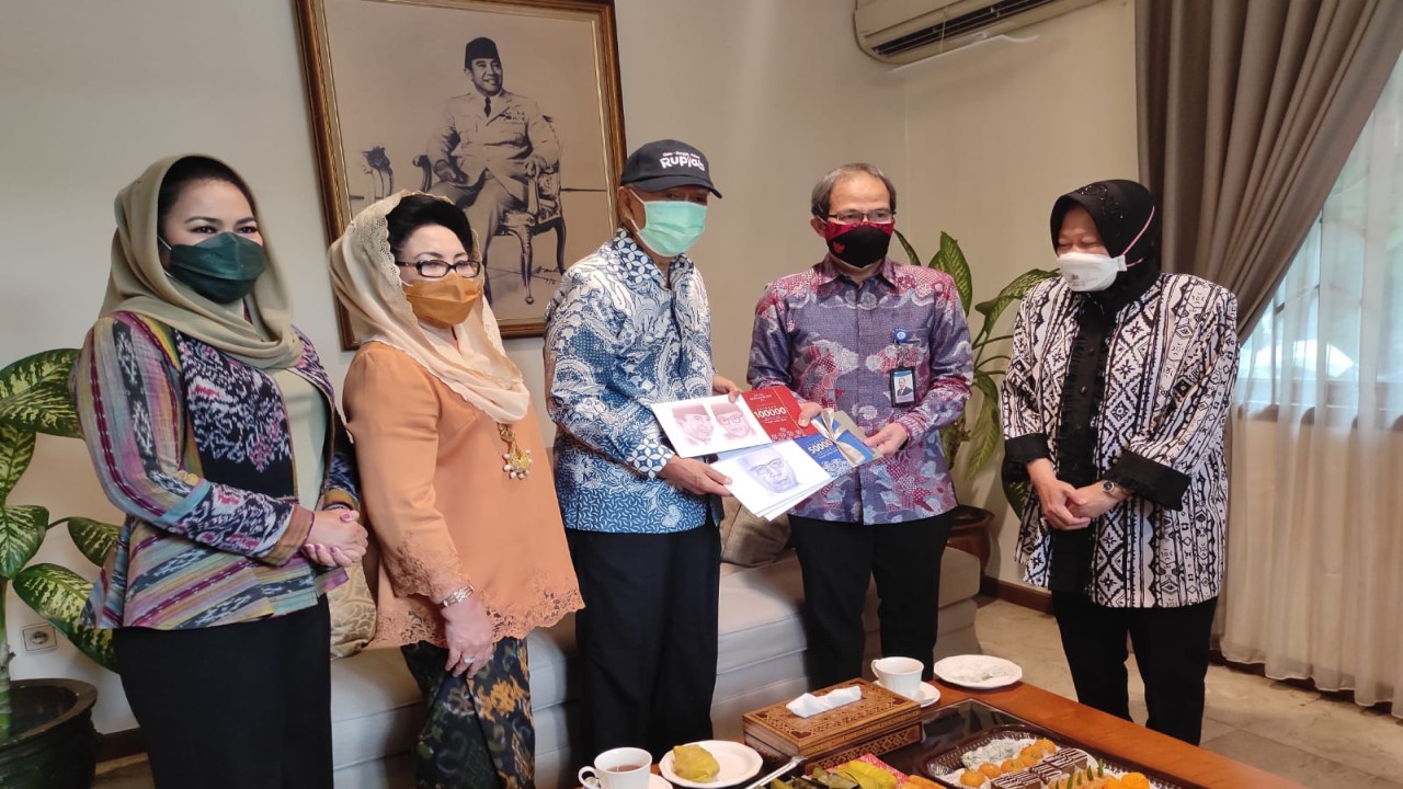Mensos Risma bersama ahli waris Soekarno dan perwakilan BI.
