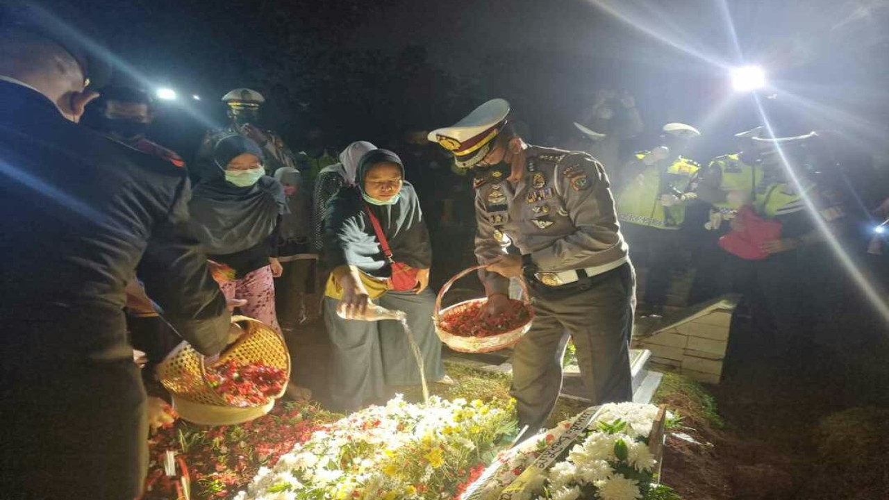 Kombes Sambodo saat pemakaman Iptu Dwi Setiawan.
