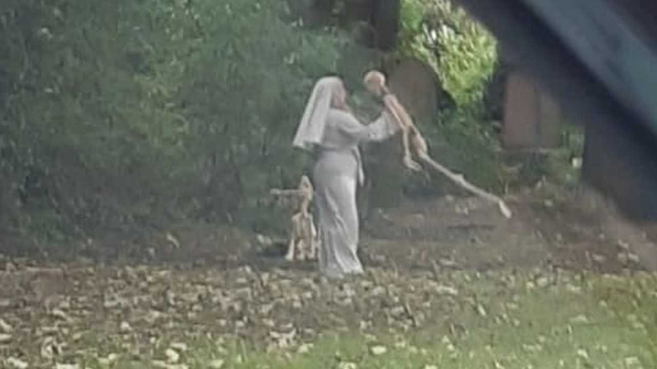 Seorang biarawati menarik dengan kerangka manusia (indozone.id)