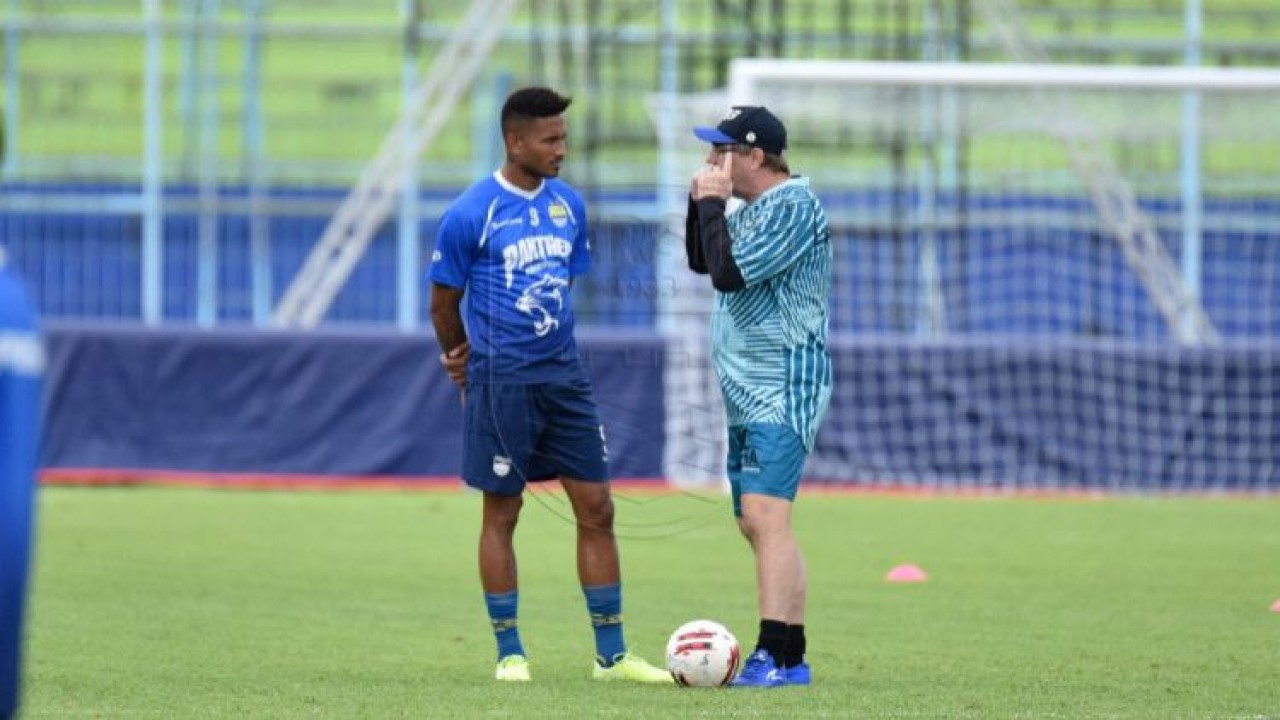 Striker Persib, Wander Luiz bersama pelatih Robert Albert