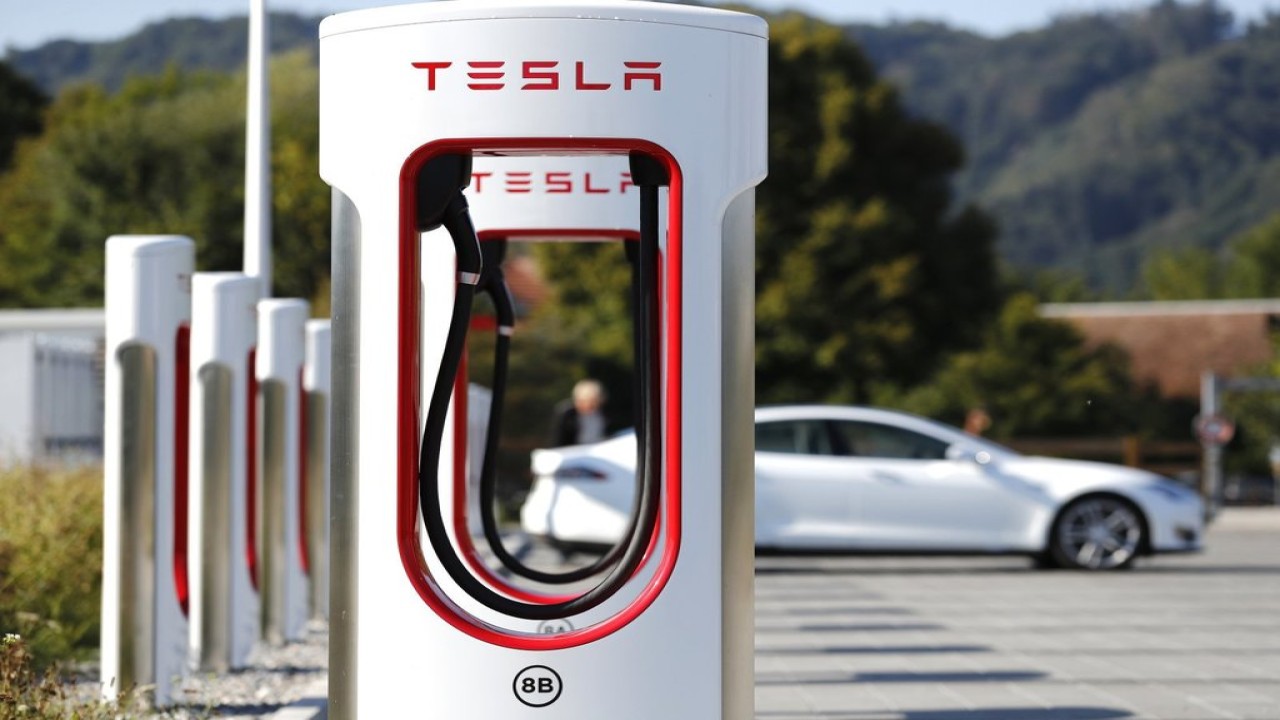Stasiun pengisian baterai Supercharging Tesla. (Net)