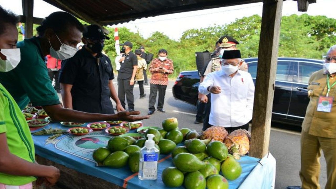 Dalam kunjungan kerjanya ke Papua, Wapres Ma'ruf Amin mengunjungi para pedagang buah/ist