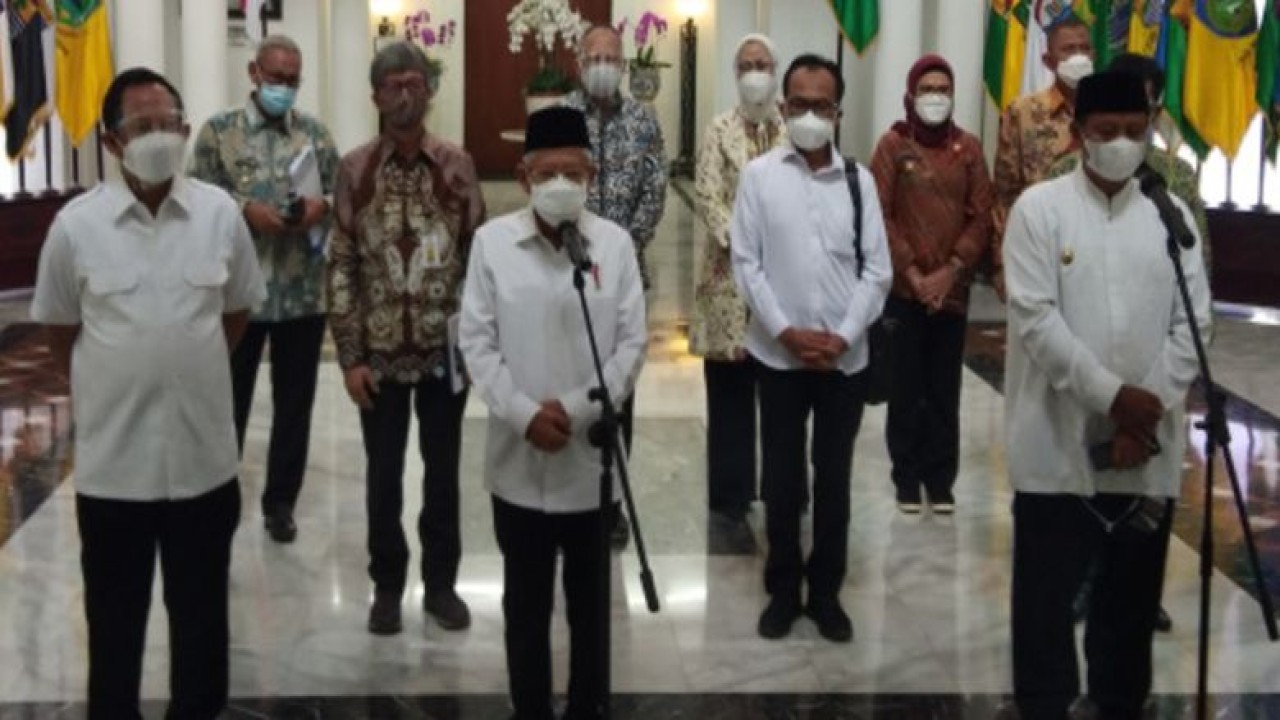 Wapres Ma'ruf Amin memberikan keterangan usai rapat percepatan penanggulangan kemiskinan ekstrem/ist